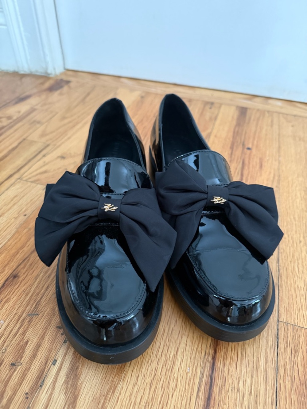 NWOT KARL LAGERFELD Camilia Bow loafers